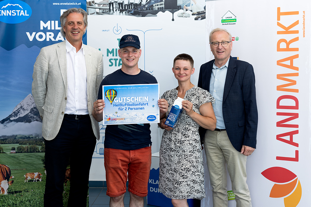 Gewinner Weltmilchtag Gewinnspiel zum Weltmilchtag: Ennstal Milch KG und Landmarkt KG schicken Gewinner in luftige Höhen. Bild von l.n.r.: Dir. Harald Steinlechner, Geschäftsführer Ennstal Milch KG Gewinnner Lukas und Jaqueline Waldauer Dir. Ing. Johannes Pauritsch, Geschäftsführer Landmarkt KG