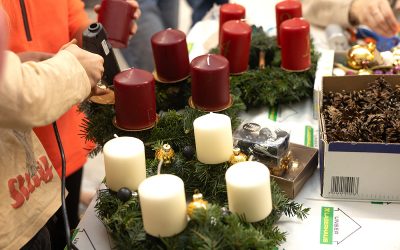Adventkranzbinden im Landmarkt Lagerhaus Aigen 2025