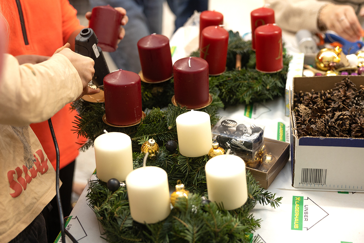 Adventkranzbinden im Landmarkt Lagerhaus Aigen 2025
