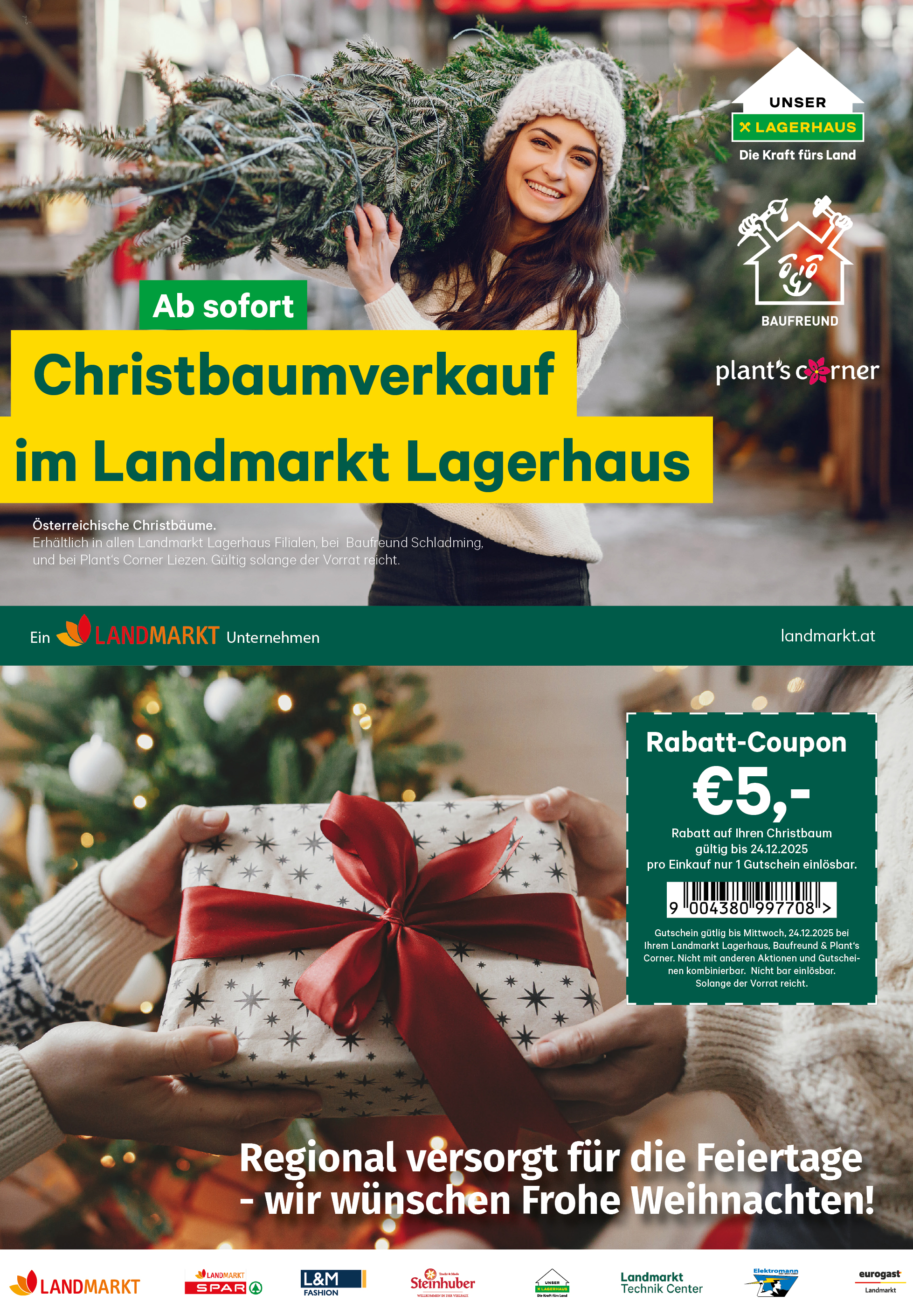 Werbegrafik für Landmarkt Lagerhaus: Oben trägt eine lächelnde junge Frau mit weißer Haube einen Christbaum auf der Schulter. Großer Text: „Ab sofort Christbaumverkauf im Landmarkt Lagerhaus“. Kleiner Hinweis: „Österreichische Christbäume. Erhältlich in allen Landmarkt Lagerhaus Filialen, bei Baufreund Schladming und bei Plant’s Corner Liezen. Gültig solange der Vorrat reicht.“ Rechts oben Logos „Unser Lagerhaus – Die Kraft fürs Land“, „Baufreund“ und „plant’s corner“. Unten hält jemand ein weihnachtlich verpacktes Geschenk mit roter Schleife vor einem Christbaum. Rechts daneben grüner Coupon: „Rabatt-Coupon €5,- Rabatt auf Ihren Christbaum gültig bis 24.12.2025, pro Einkauf nur 1 Gutschein einlösbar“, mit Barcode und Text: „Gutschein gültig bis Mittwoch, 24.12.2025 bei Ihrem Landmarkt Lagerhaus, Baufreund und Plant’s Corner. Nicht mit anderen Aktionen und Gutscheinen kombinierbar. Nicht bar einlösbar. Solange der Vorrat reicht.“ Unten Slogan: „Regional versorgt für die Feiertage – wir wünschen Frohe Weihnachten!“ sowie Markenlogos der Landmarkt-Unternehmensbereiche.