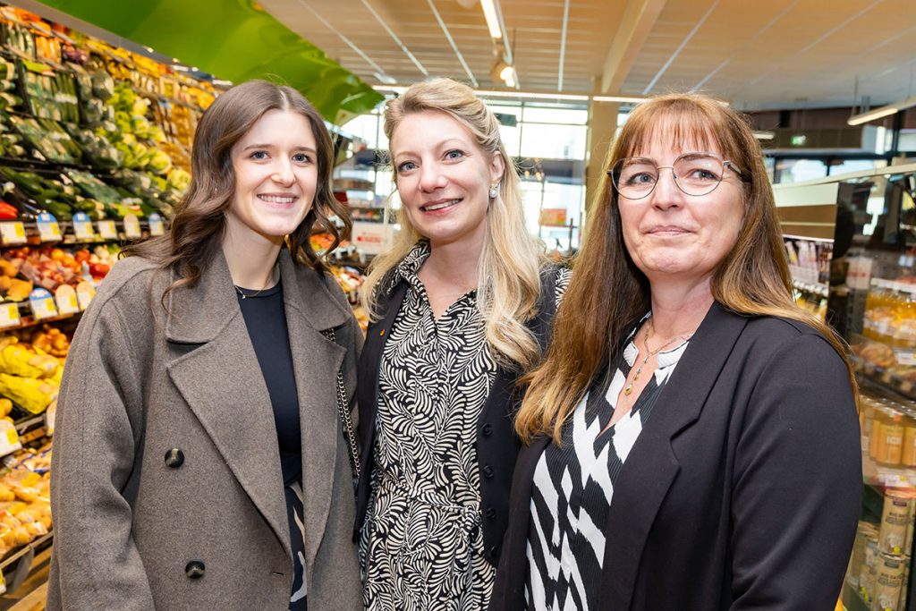 Drei Mitarbeiterinnen der Landmarkt KG stehen im Obst- und Gemüsebereich des SPAR-Marktes Rottenmann und lächeln in die Kamera. Hinter ihnen sind Regale mit frischem Obst und Gemüse im Verkaufsbereich des Marktes zu sehen.
