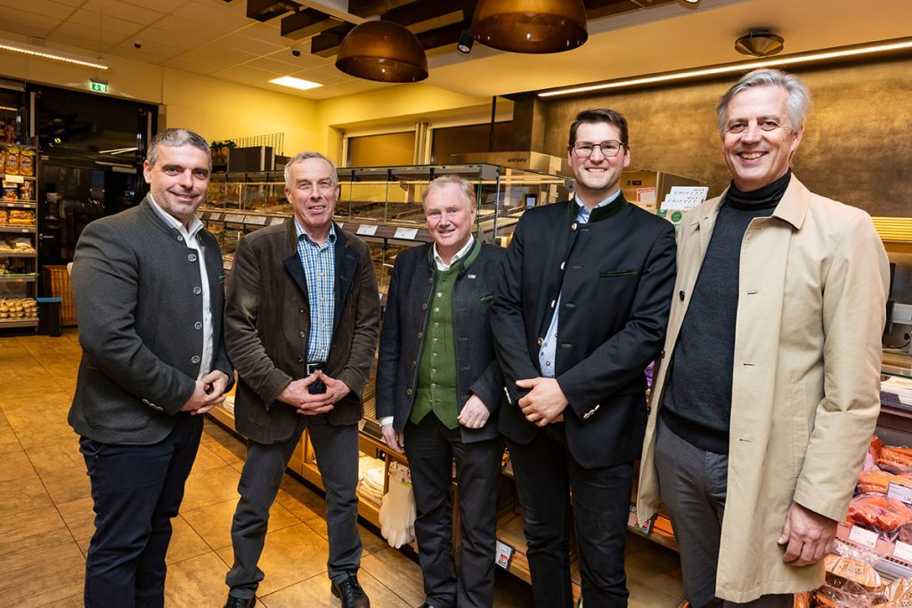 Der Vorstandsvorsitzende sowie Mitglieder des Vorstands und des Aufsichtsrats der Landmarkt KG stehen gemeinsam für ein Gruppenfoto im SPAR-Markt Rottenmann. Die Aufnahme entstand im Bereich der Backwarenabteilung während der Eröffnungsfeier.